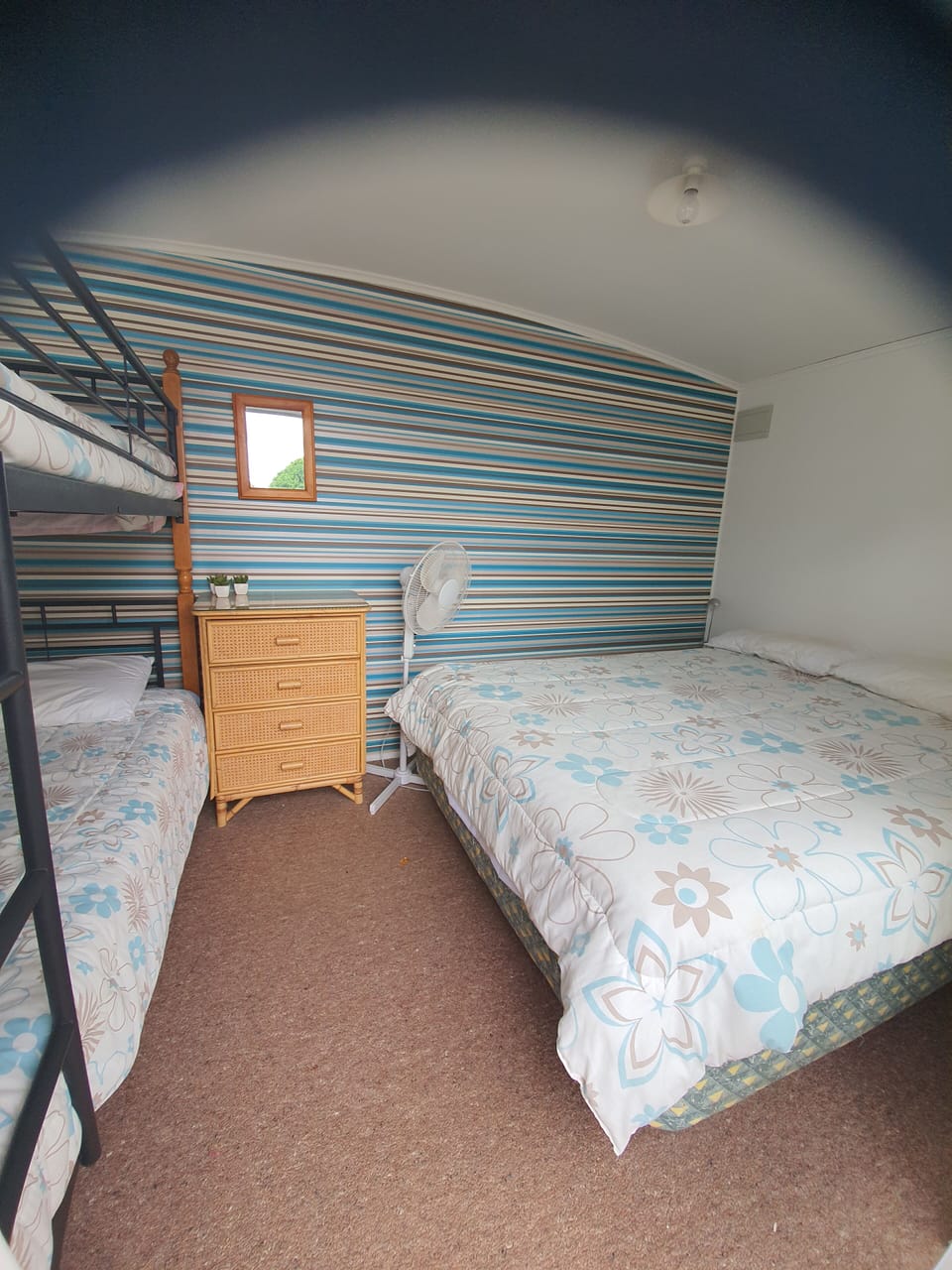 Bungalow with Qu Bed and S Bunks