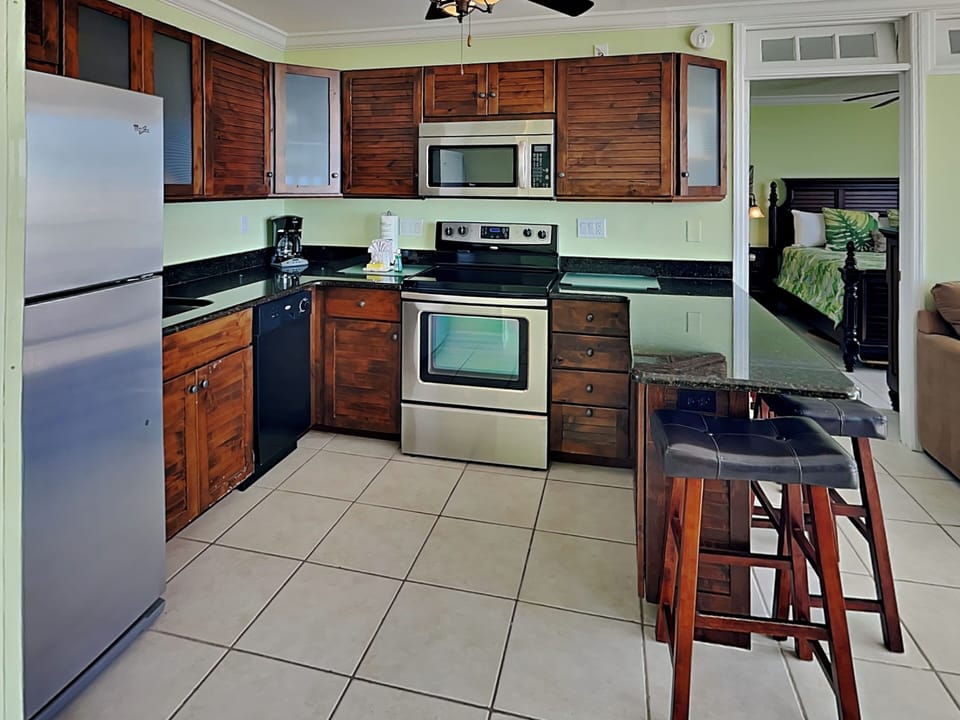 Kitchen Area - Breakfast Bar