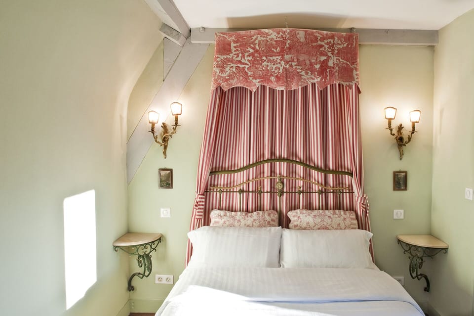 Canopy bed
