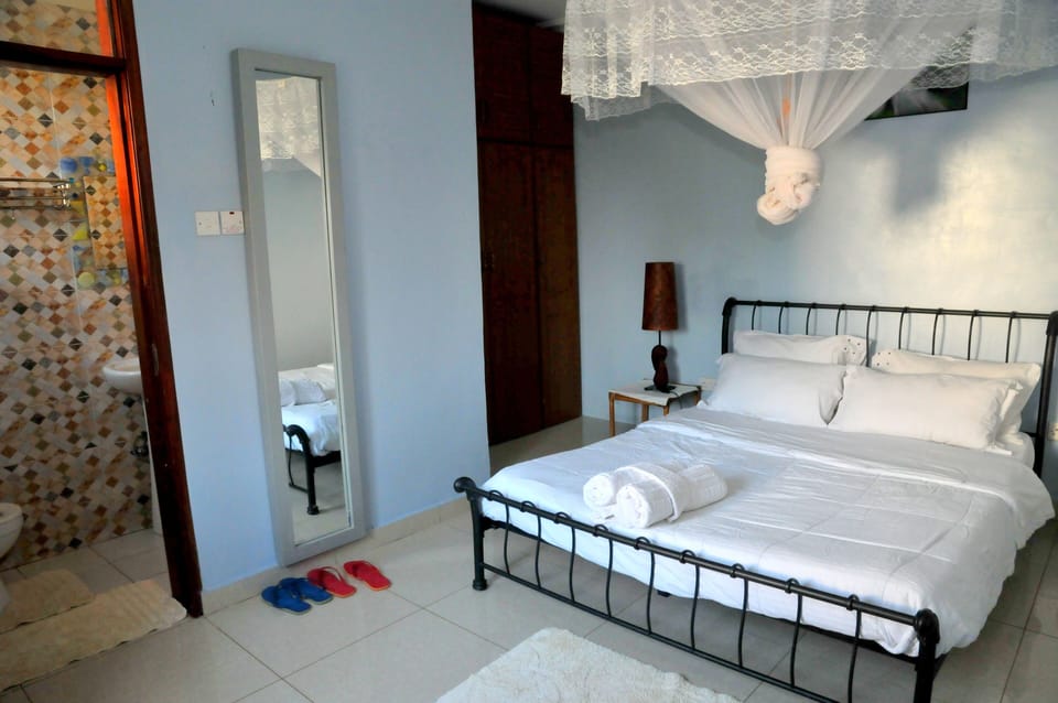 Bedroom with a Queen size bed high confort.