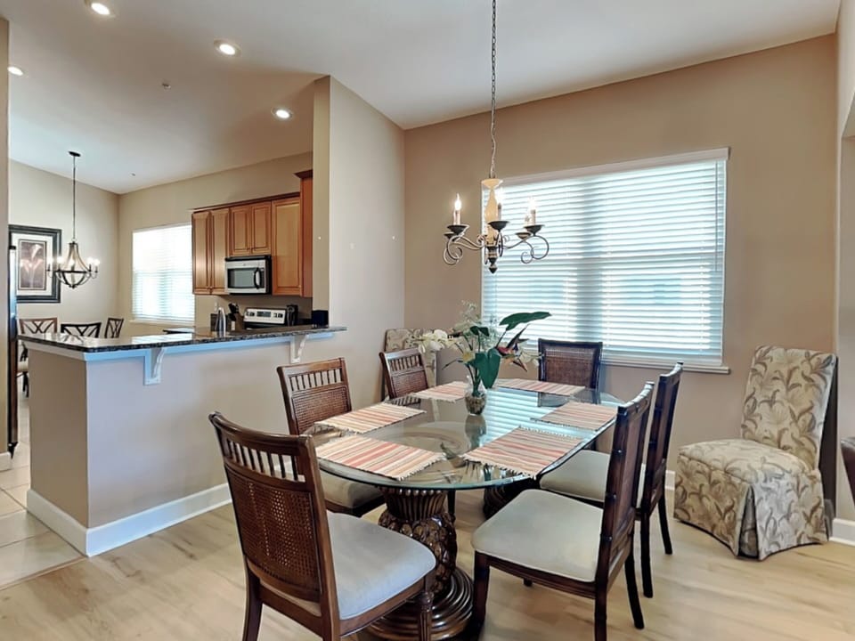 Open concept dining area for 6 guests.