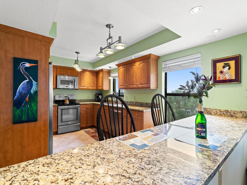Fully Equipped Kitchen with Breakfast Bar