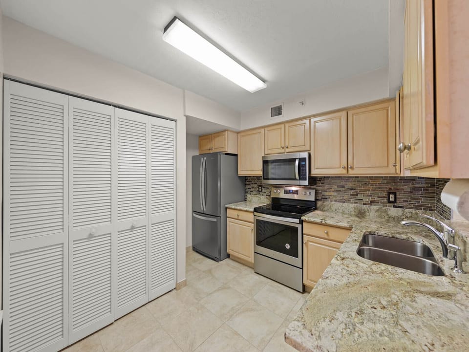Fully Equipped Kitchen with Stainless Steel Appliance