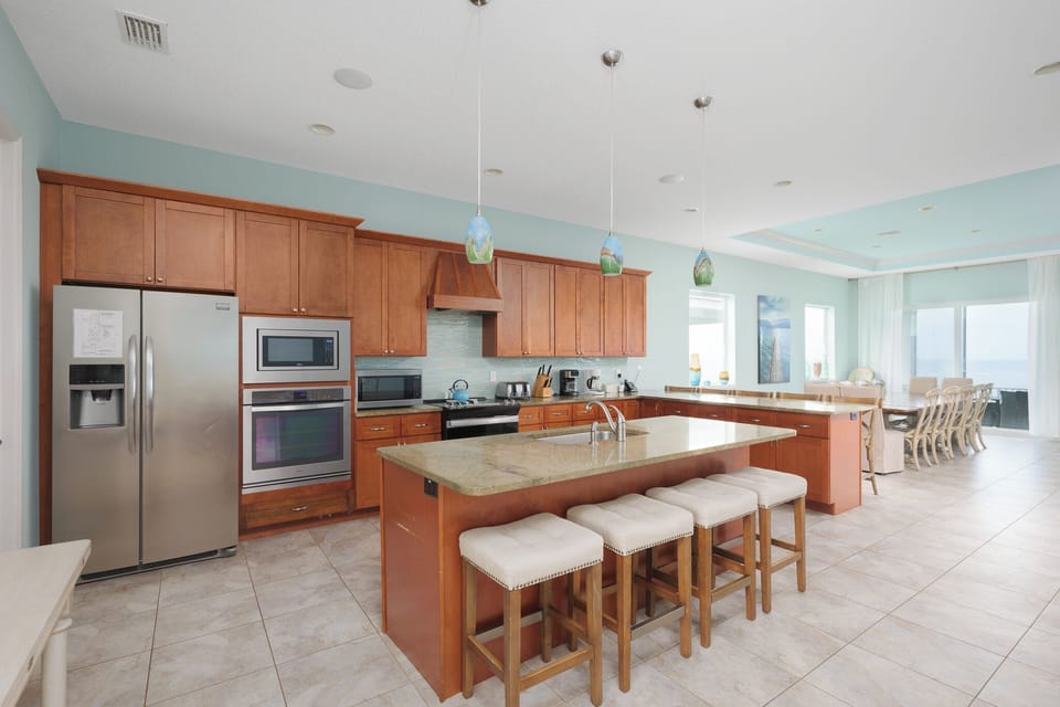 Fully Equipped Kitchen with a Breakfast Bar with seating for Four