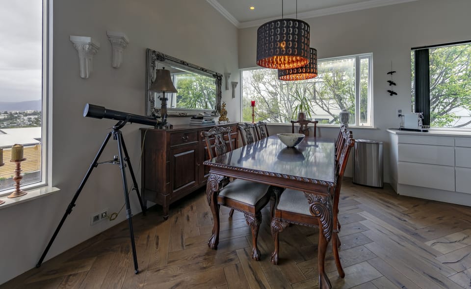 Kitchen and dining: Gourmet Kitchen, double-sized falcon oven and stove.