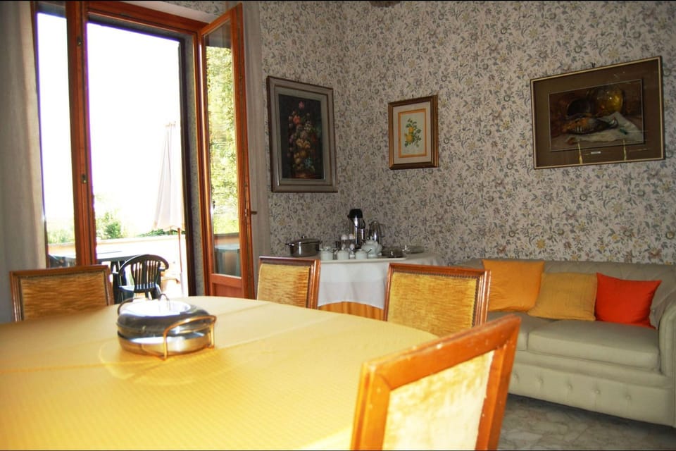 Room, Property, Furniture, Building, Interior Design, Living Room, House, Wall, Real Estate, Table