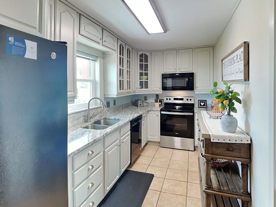 Fully Equipped Kitchen with Stainless Steek Appliances