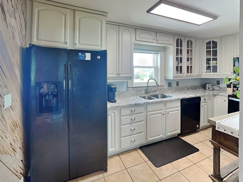 Fully Equipped Kitchen- Fridge with Water + Icemaker