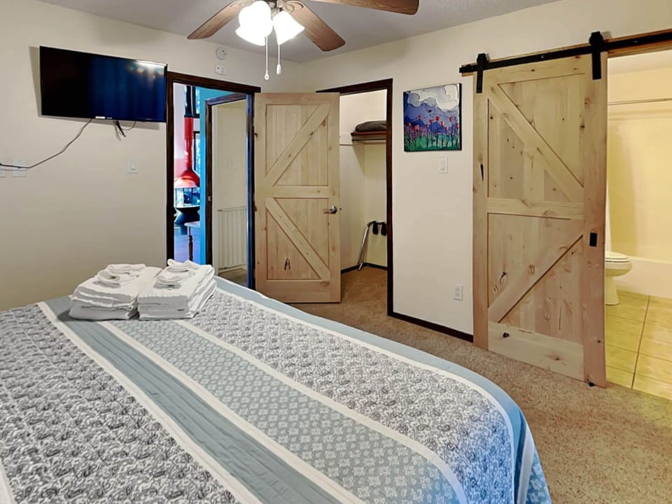 Guest Bedroom - King Bed + TV