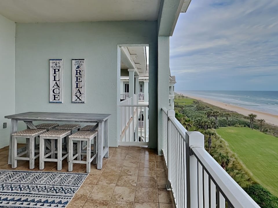 Balcony Dining with Sweeping Ocean Views!