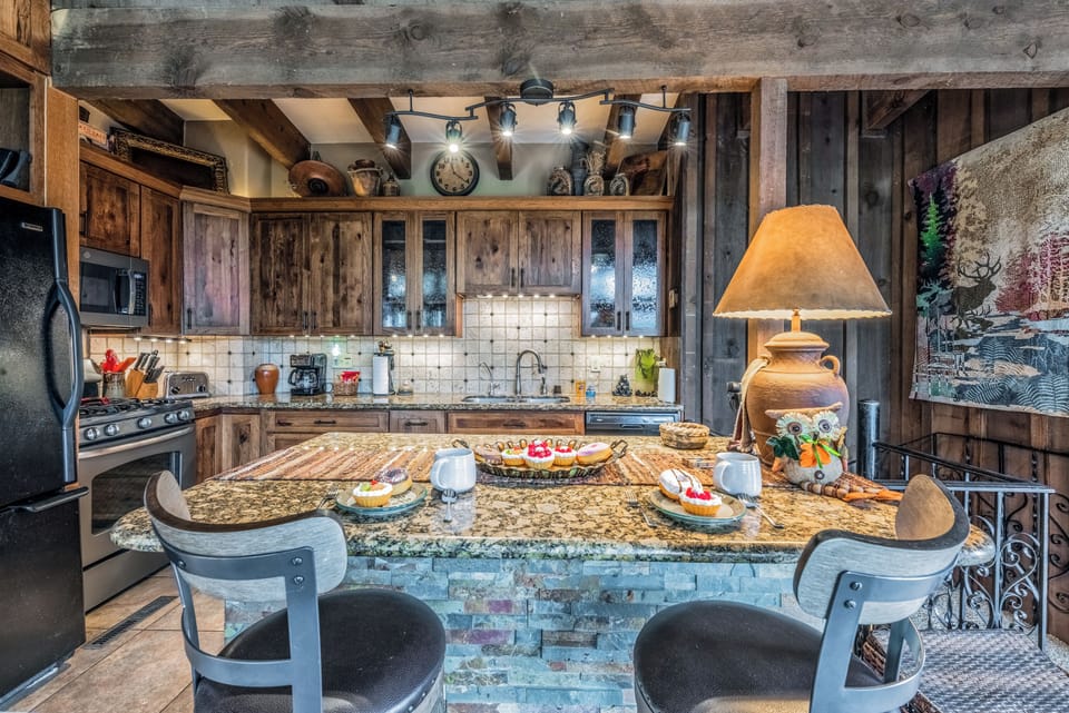 Full Kitchen - Countertop Seating For 2 - First Floor