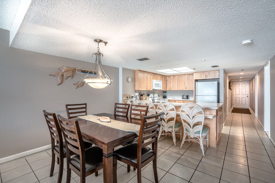 Dining Area and Breakfast Bar