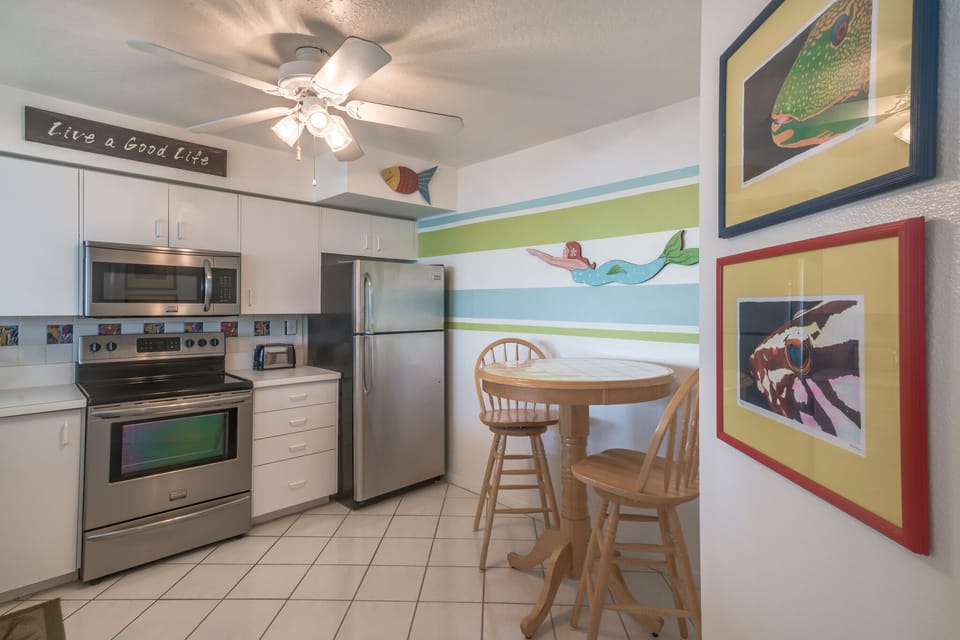 Fully Equipped Kitchen - Breakfast Nook