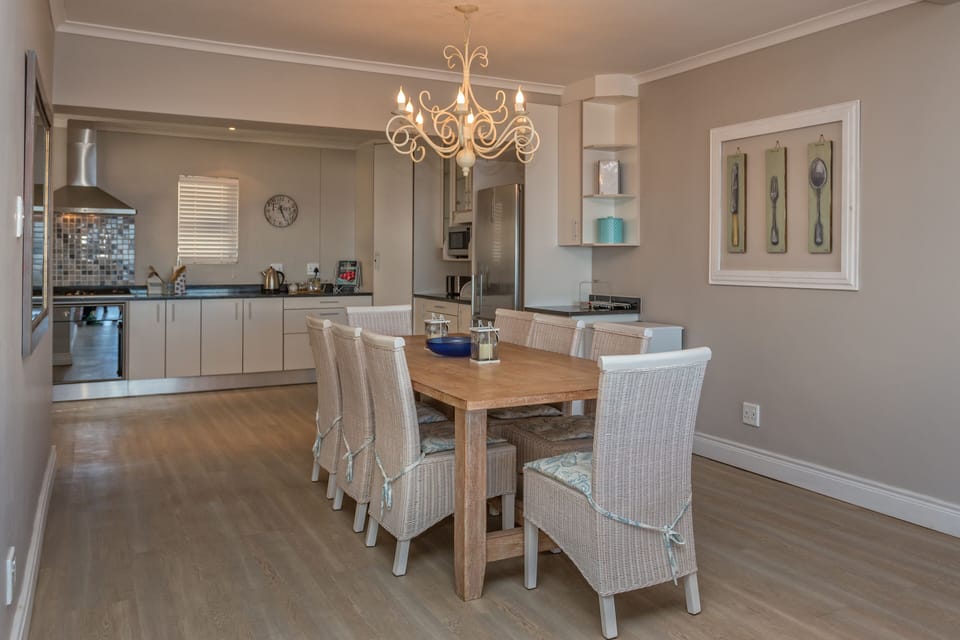 Dining Area open plan into kitchen
