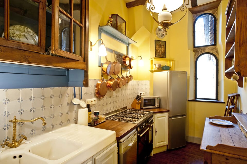 A fully equipped kitchen with its Fratelli-Onofri gas stove.