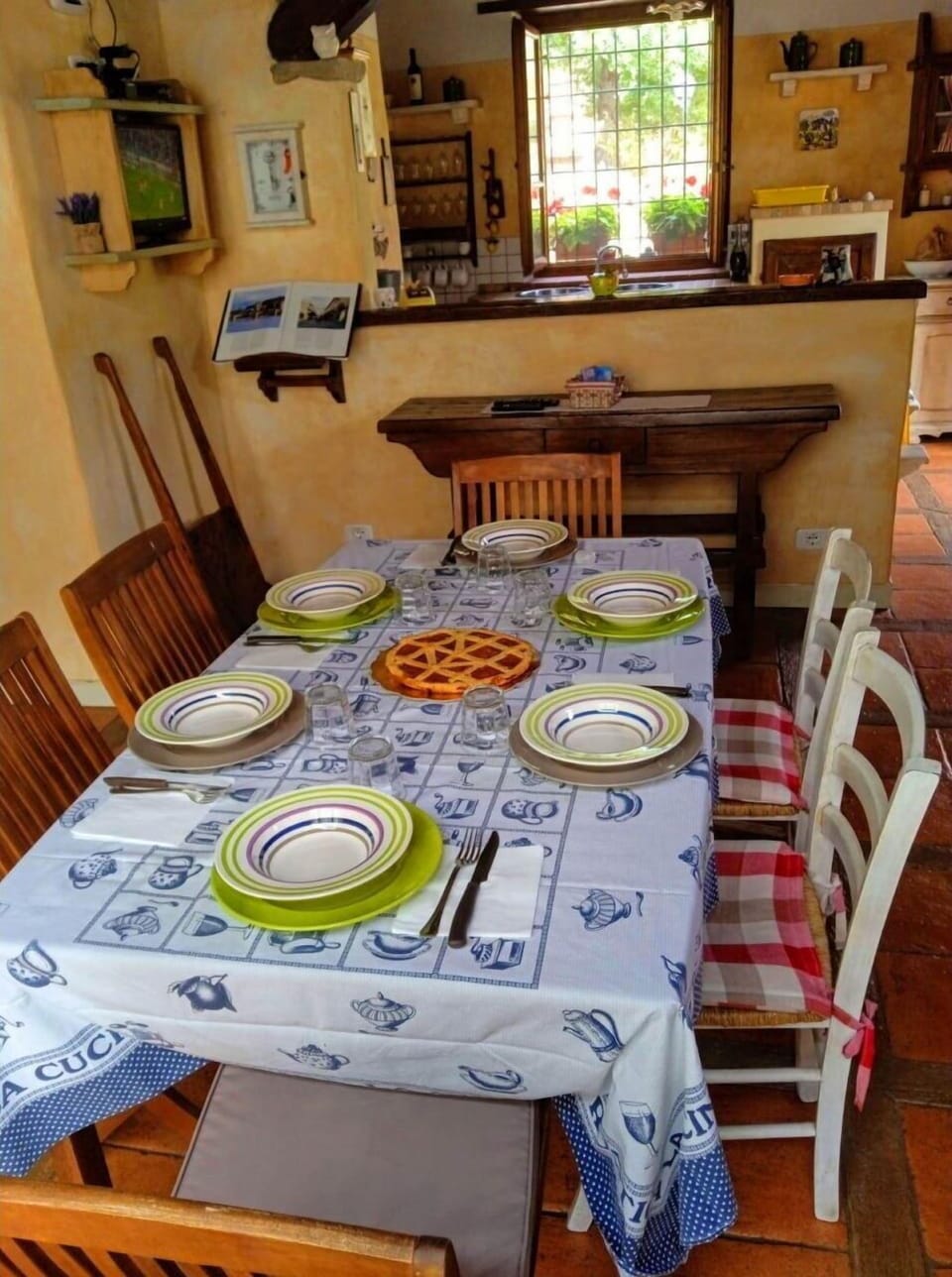 Furniture, Table, Dishware, Tableware, Chair, Plate, Rectangle, Tablecloth, Drawer, Couch