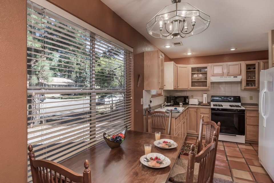 Dining Area - Seating for 4