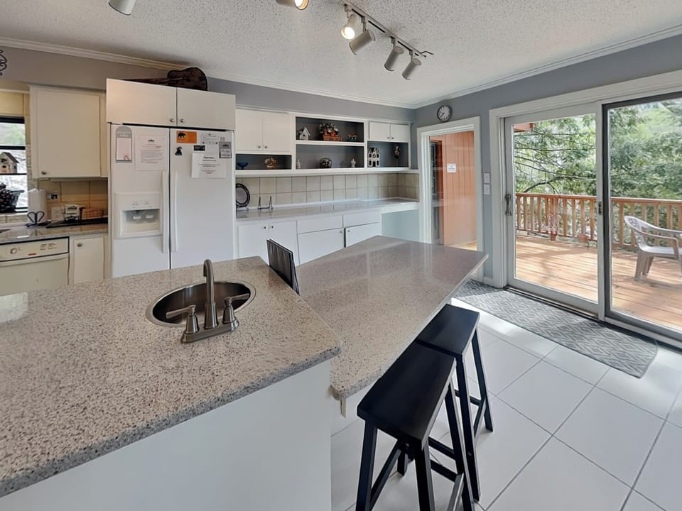 Full Kitchen w. Deck Access