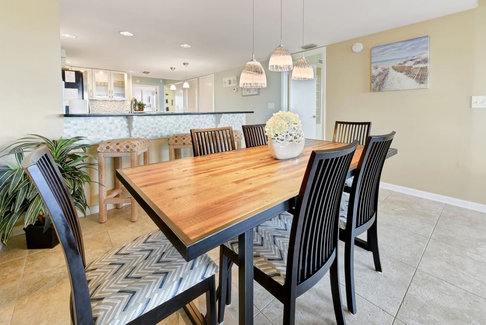 Dining Area- Seating for Six