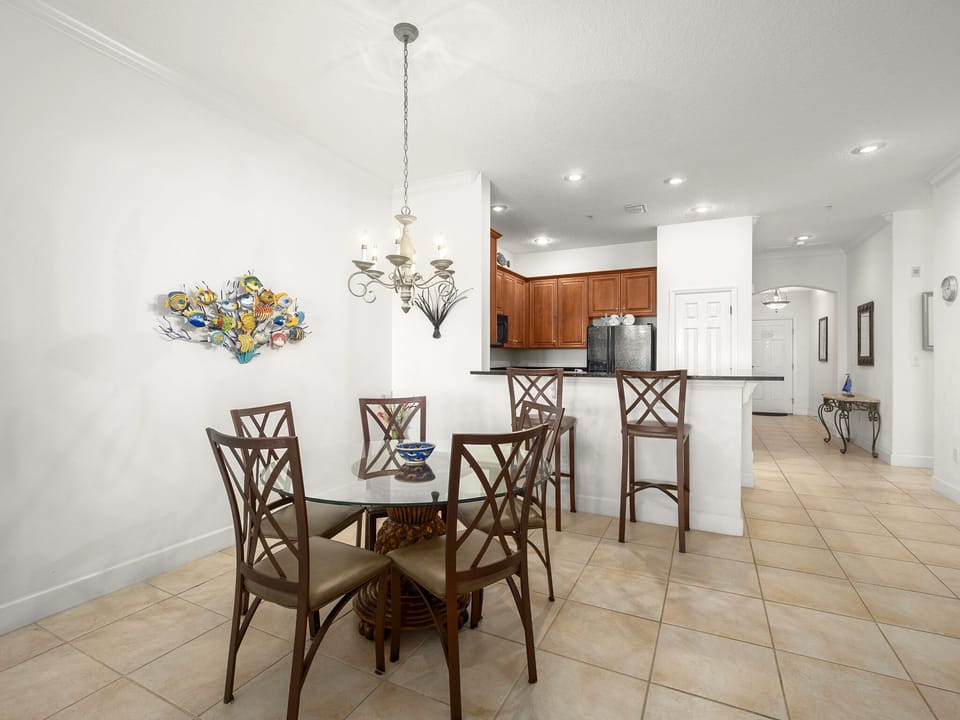 Dining Area- Seating for 7 with breakfast Bar