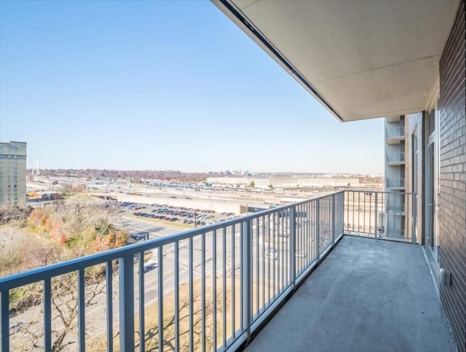 South Arlington Arlington 2 Bedroom with Balcony View