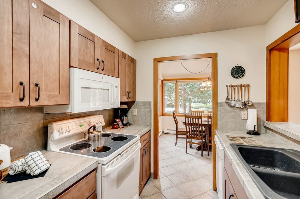 Indoors, Room, Flooring, Kitchen, Oven