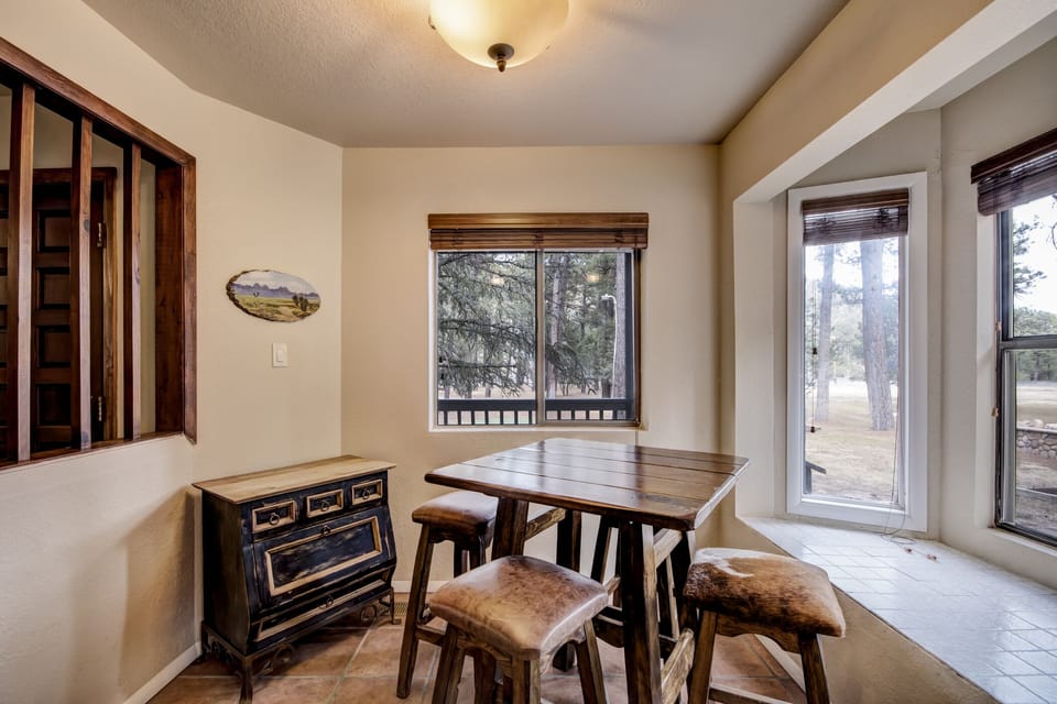 Kitchen Nook - Seating For 4 - First Floor, Guest House