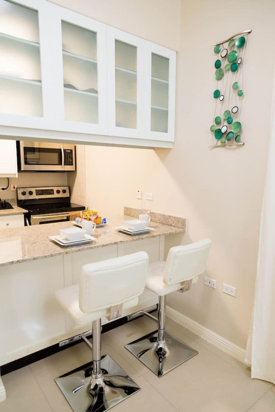 Breakfast bar w/ seating overlooking the kitchen, ideal for quick meals or coffee.