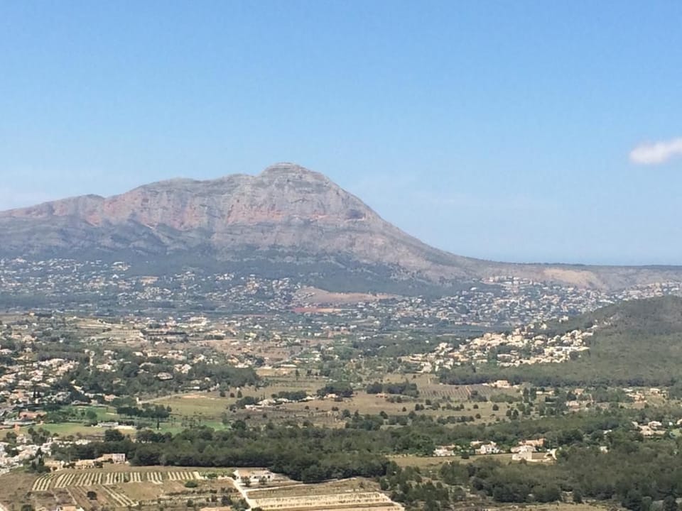 Local Cumbre viewing point, looking across to Elephant mountain