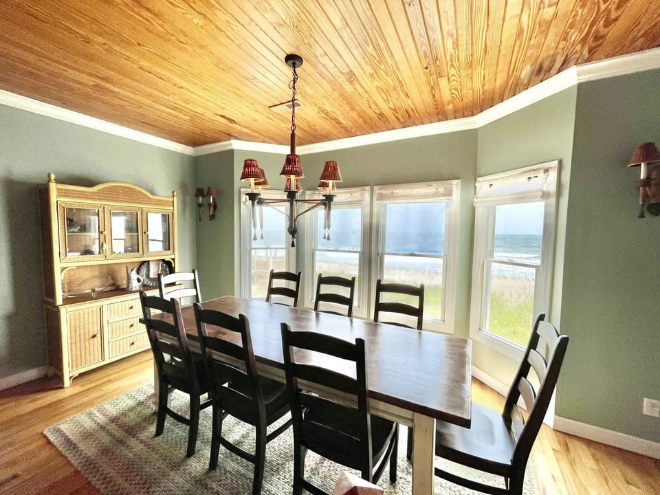 Dining area directly off kitchen 