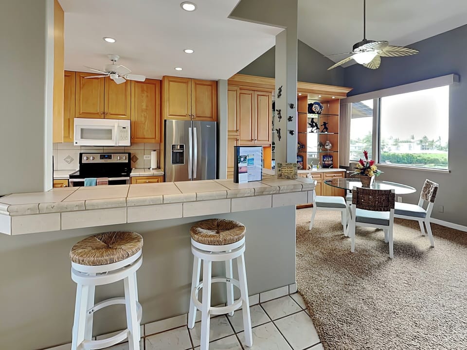Full Kitchen - Countertop Seating For 2