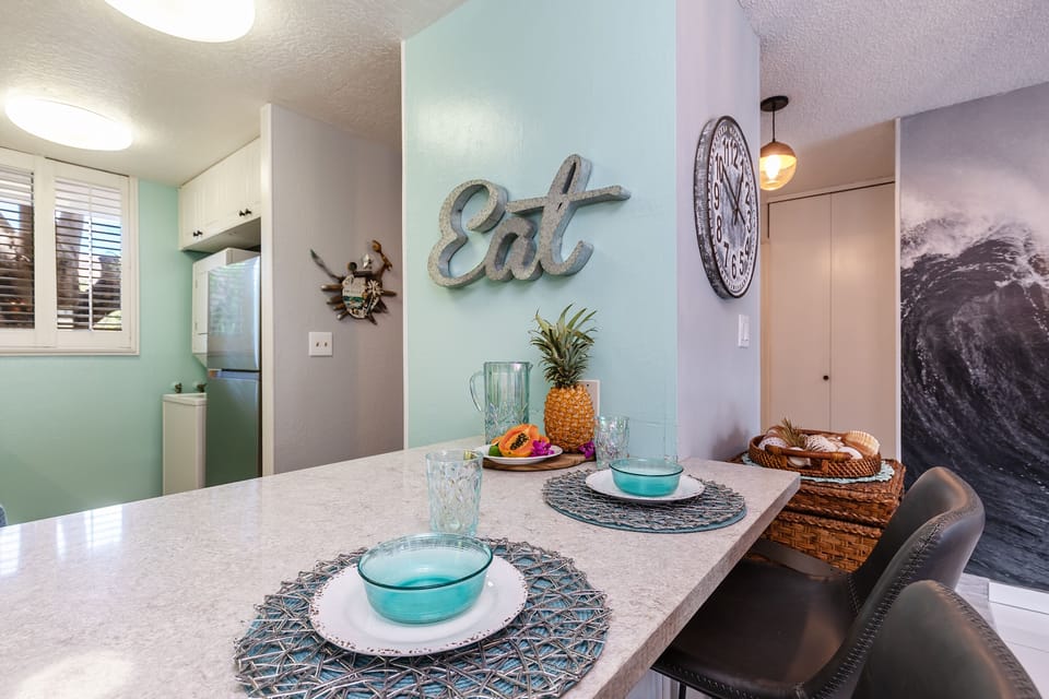 Kitchen Bar seating for two - Kanai A Nalu 208