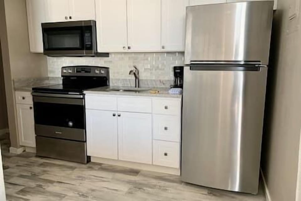 24

Full Kitchen with Stainless Steel Appliances.