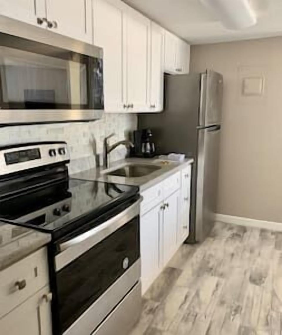 25
Full Kitchen with Stainless Steel Appliances.