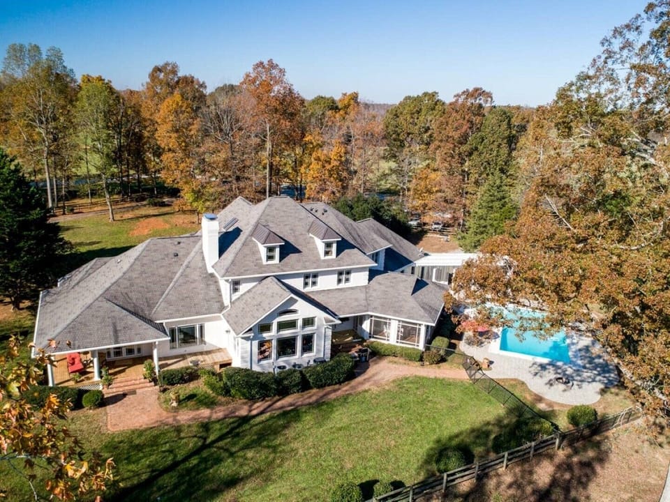 Left area shown of 1'st floor is owners quarters, rest of house is guest space.