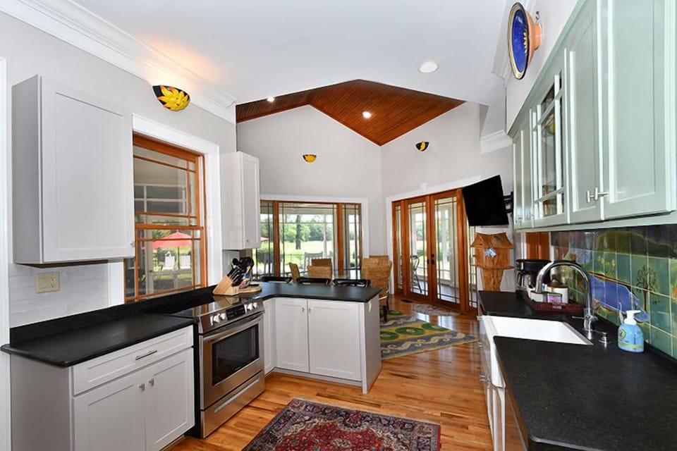 Fully and very well equipped open concept kitchen and dining area