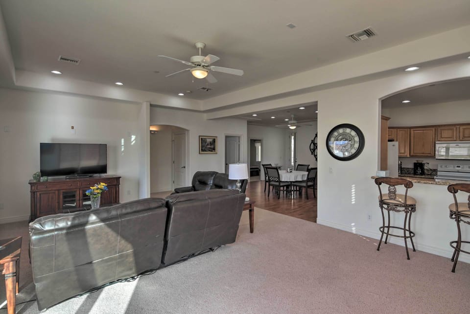 Living Room | Central A/C & Heating | Free WiFi