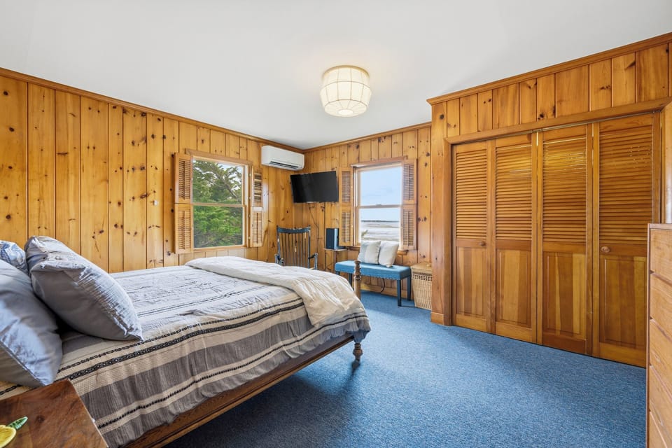 1st Floor King Primary (has ensuite)