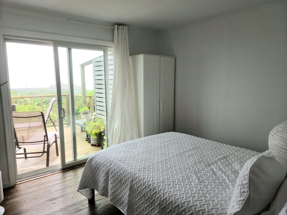 Bedroom 1 Queen bed/Ocean view/slider deck entrance