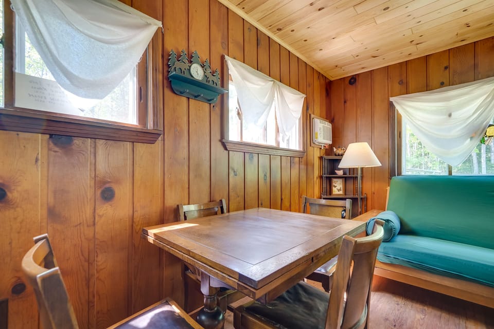 Dining Area | Dishes & Flatware Provided