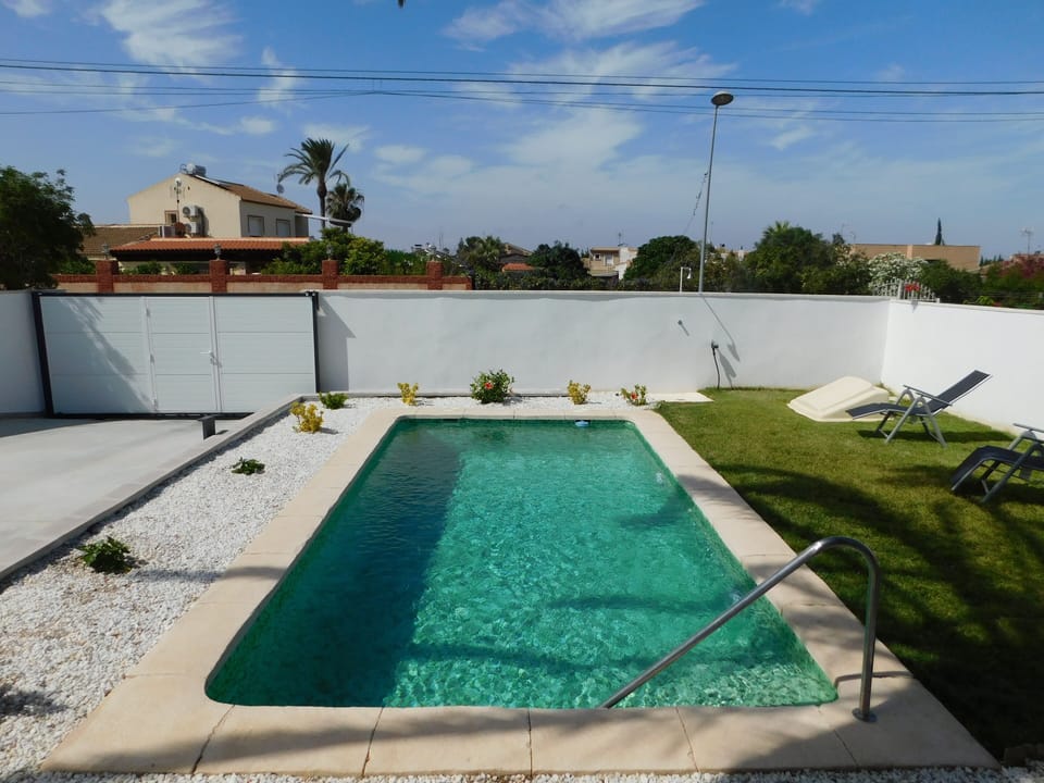Private pool (6 meters x 3 meters)