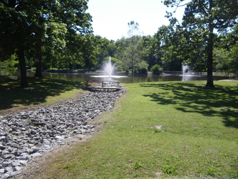 City Park 2 Blocks away fishing lake