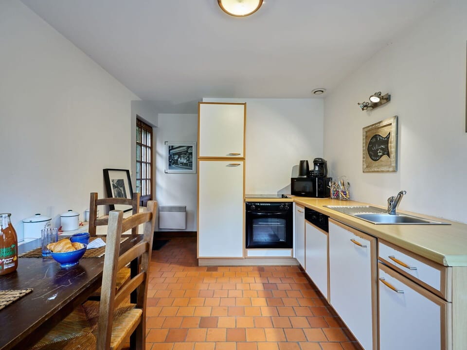 Cabinetry, Property, Picture Frame, Countertop, Wood, Kitchen, Lighting, Drawer, Interior Design, Flooring