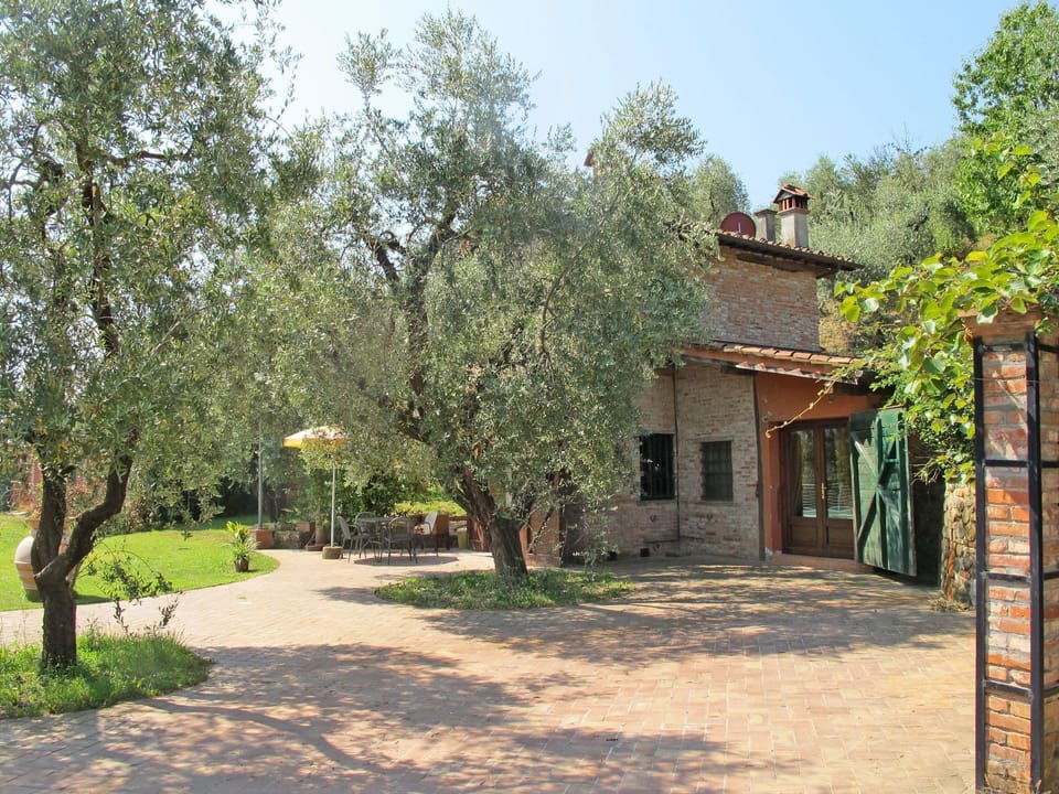Property, House, Home, Tree, Real Estate, Building, Cottage, Neighbourhood, Architecture, Rural Area