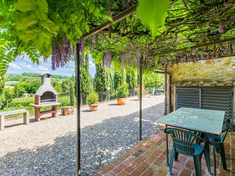 Plant, Building, Shade, Lighting, Vegetation, Outdoor Furniture, Grass, Table, Leisure, Woody Plant