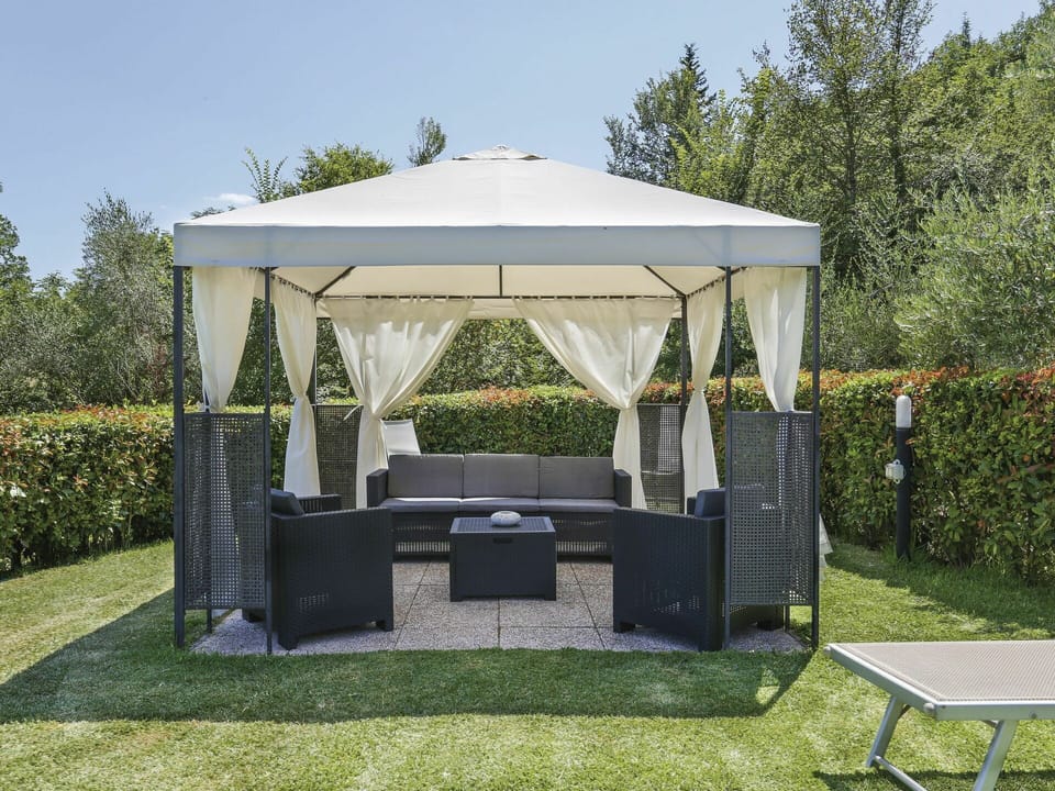 Plant, Plant Community, Sky, Shade, Chair, Tree, Grass, Gazebo, Outdoor Furniture, Pergola