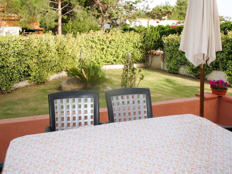Property, Furniture, Room, Real Estate, Tablecloth, Grass, Interior Design, Linens, Tree, Textile
