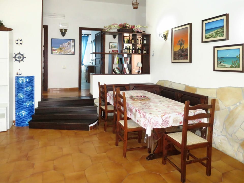 Room, Property, Dining Room, Building, Furniture, Interior Design, Table, Floor, Real Estate, Kitchen & Dining Room Table