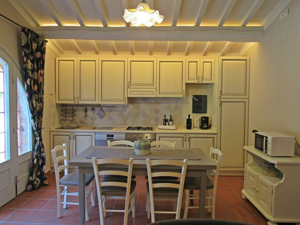 Room, Furniture, Property, Ceiling, Building, Interior Design, Yellow, House, Floor, Dining Room