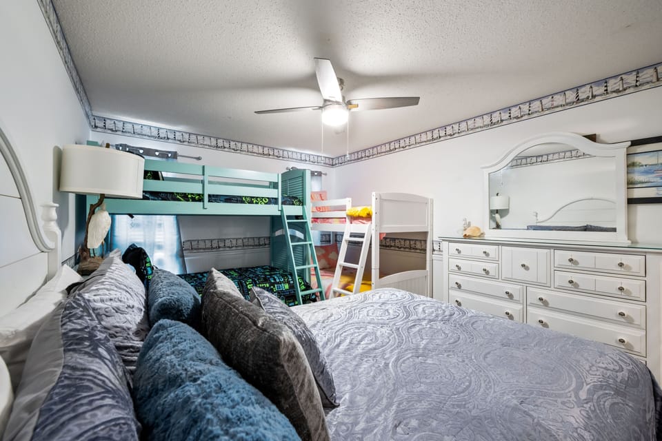 3rd Bedroom w/1 Queen & 4 Twins